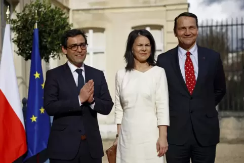 Treffen bei Paris: Stephane Séjourné (links), Außenminister von Frankreich, die deutsche Außenministerin Annalena Baerbock und R