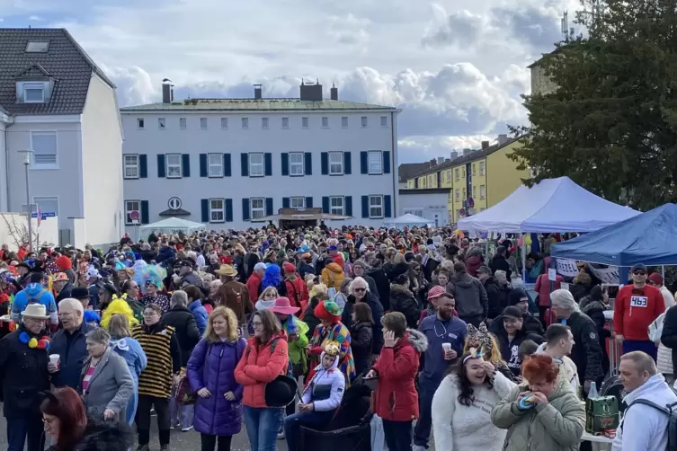 Straßenfasnacht statt Umzug: Vorm Bürgerhaus hat es ein harter Kern noch einmal krachen lassen. 