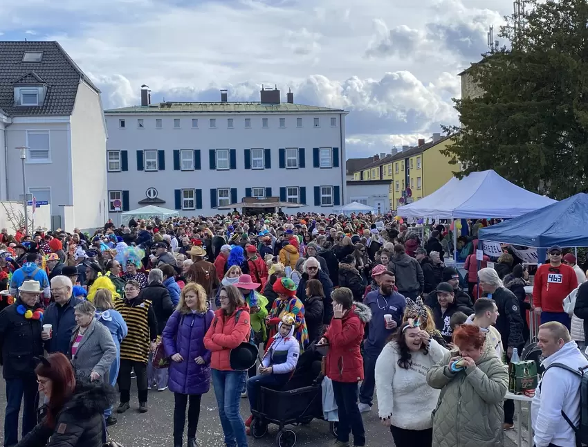 Straßenfasnacht statt Umzug: Vorm Bürgerhaus hat es ein harter Kern noch einmal krachen lassen.