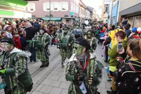 Guggemusik beim Grünstadter Fasnachtsumzug: die Forlebuzzel-Zunft Hambrücken. 