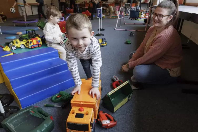  Michelle Nürnberger kommt gerne mit Mads und Marten zum Drinnen-Spielplatz. Die beiden Jungs finden immer wieder Neues, womit s