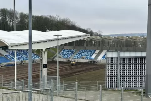 Der Rasen im Saarbrücker Ludwigsparkstadion ist unbespielbar. Die Drainage, die dafür sorgt, dass das Wasser bei Regen abläuft, 