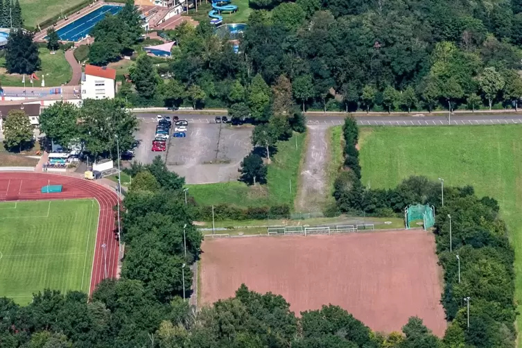 Auf dem Hartplatz und dem davon ausgehenden Verbindungsstück soll die Flächen-Photovoltaikanlage entstehen.