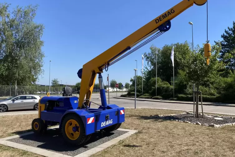 Ein alter Demag-Kran vor dem Tadano-Werk Wallerscheid. 