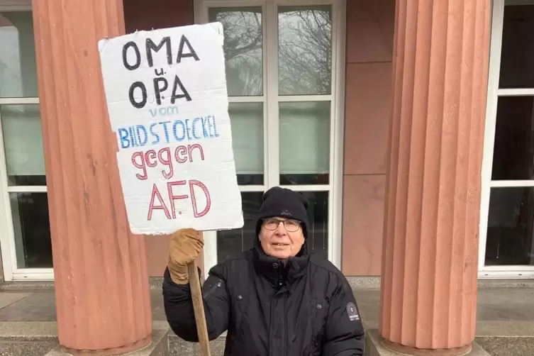 Wolfgang Birkmeyer vor dem Rathaus in Herxheim.