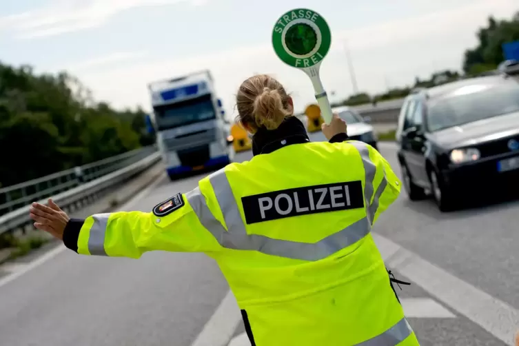 Die Polizei hat bei einer Verkehrskontrolle einen Laster entdeckt, der viel zu schwer war. 