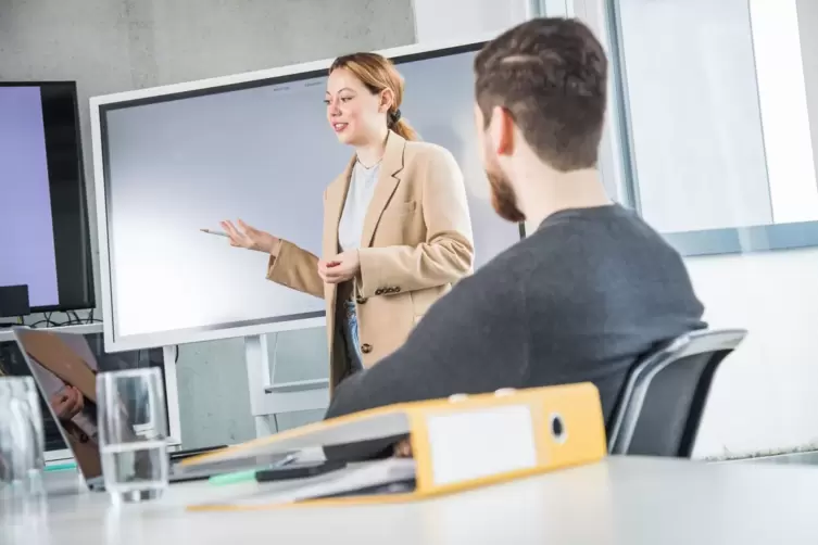 Eine Frau und ein Mann sind in einem Meeting