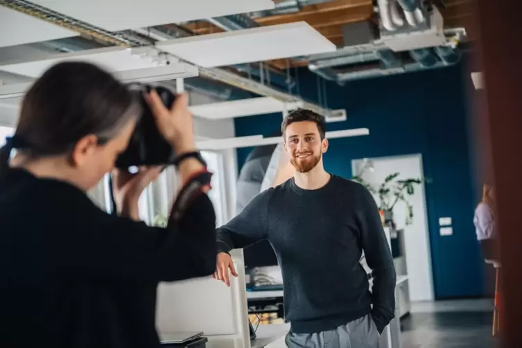 Eine Frau macht Fotos von einem Mann