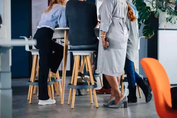 Menschen arbeiten an einem Hochtisch