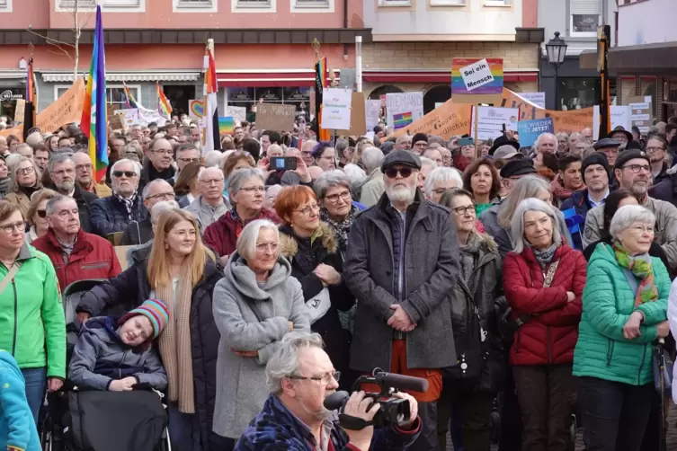 Mit etwa 1000 Demonstranten gefüllt: Grünstadter Schillerplatz am Samstag. 