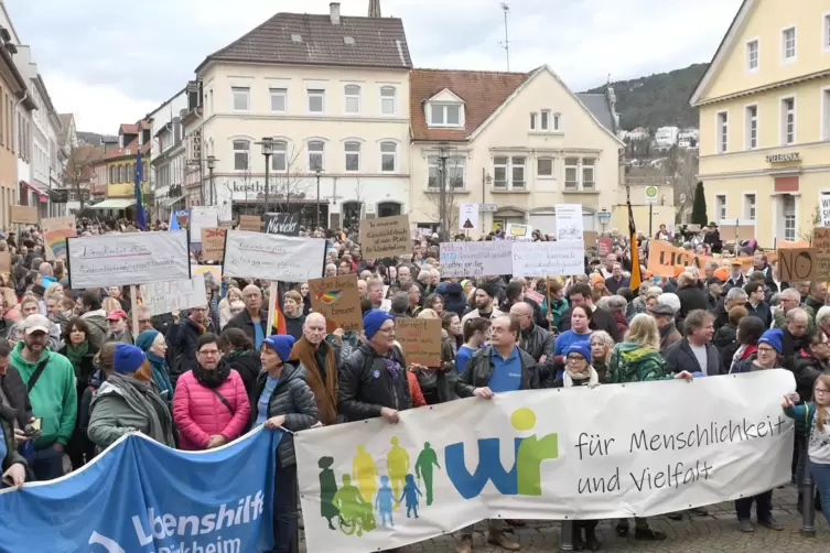 Auf Plakaten äußerten viele Teilnehmer der Mahnwache auf dem Ludwigsplatz ihre Meinung.