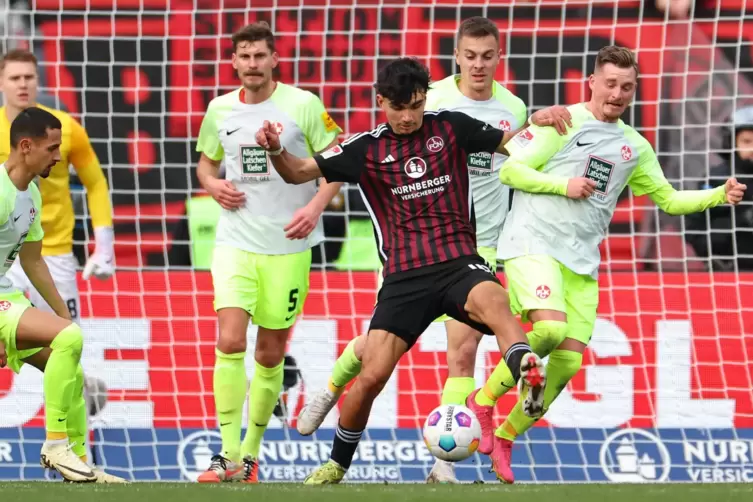 Kenny Prince Redondo (links) und Kevin Kraus (im Hintergrund, Nummer 5) standen überraschend in der Startelf des FCK.