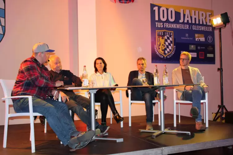  Niko Uhrich, Helmut Behr, Tanja Rastetter, Daniel Günther und Andreas Ibertsberger (von links) beim Talk in Frankweiler. 