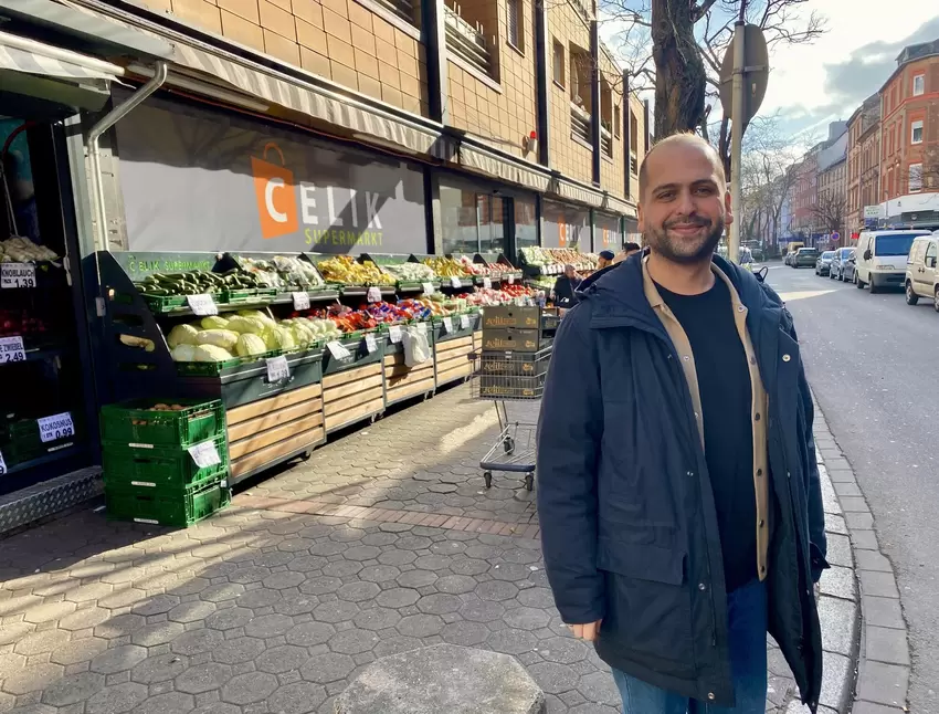 Sorge um Nahversorgung: Ortsvorsteher Gürsoy vor dem einzigen Vollsortimenter-Supermarkt im Hemshof.