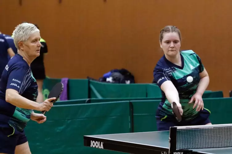 Anneli Heintz (links) im Doppel mit Aline Müller, die bei der TSG Zellertal einspringen musste. 