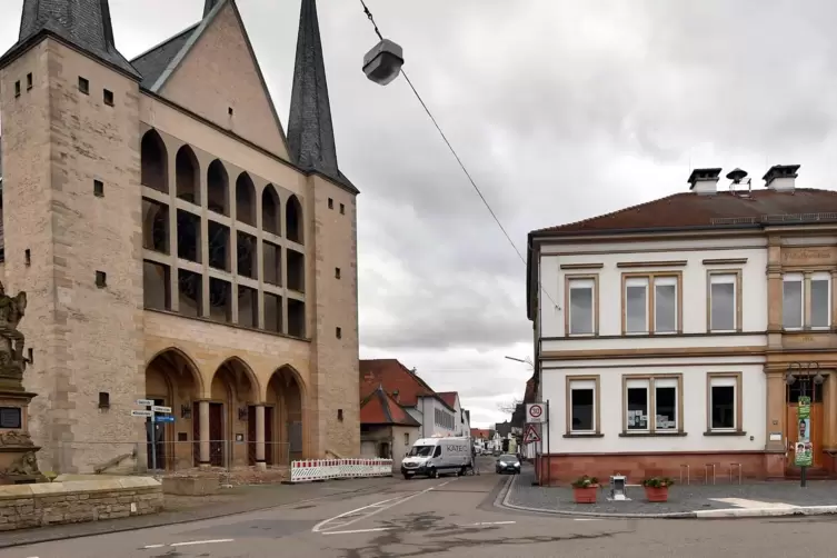 Der Platz vor der Kirche wird dem Platz vor der Ortsverwaltung (rechts) angeglichen. 