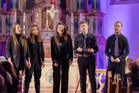 Fünf Stimmen in Schwarz vor lila Wand: Lylac in der St. Dionysius Kapelle von Gleiszellen-Gleishorbach. 