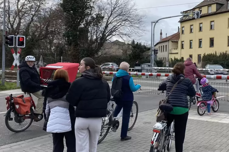 Warten, bis der Zug kommt: alle paar Minuten wieder in der Schützenstraße. 