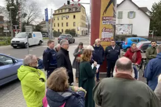 Verkehr rollt: Bürgerversammlung am hier gerade geöffneten Bahnübergang in der Schützenstraße.