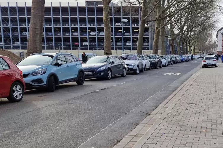 Hier wurden im Vorjahr mit 3595 die meisten Knöllchen verteilt: Roonstraße in Süd. 