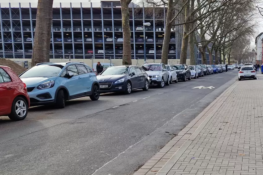 Hier wurden im Vorjahr mit 3595 die meisten Knöllchen verteilt: Roonstraße in Süd.