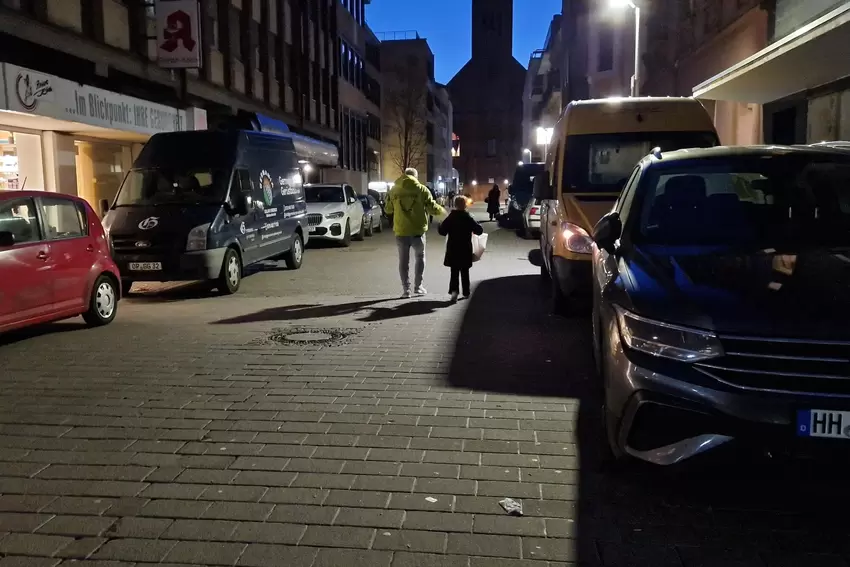 An einem Samstagabend in der Amtsstraße in Mitte: Hier gilt eigentlich beidseits Halteverbot. Das scheint viele Autofahrer aber