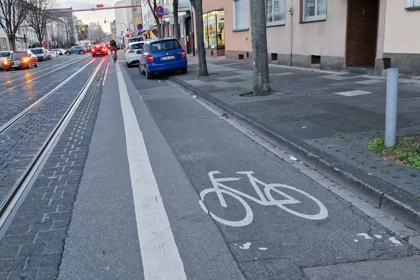 In der Berliner Straße wird der Radweg häufig zugeparkt. 2370 Verwarnungen wurden hier im Vorjahr ausgestellt.