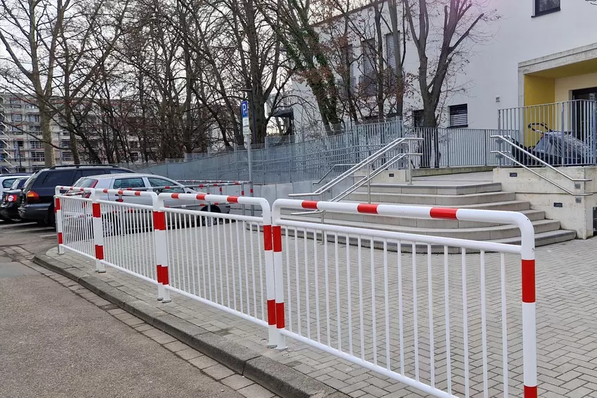 Damit vor der neuen Kita Süd (Orffstraße) keine Autos abgestellt werden, wurden diese Gitter im Boden verankert.