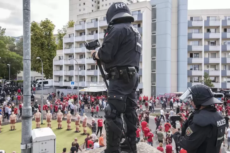 Die Polizei hat das Derby zwischen dem FCK und dem KSC als Spiel mit erhöhtem Risiko eingestuft. 