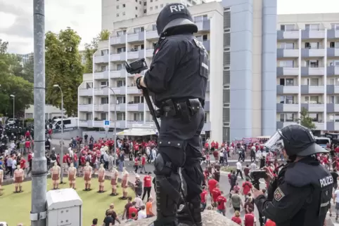 Die Polizei hat das Derby zwischen dem FCK und dem KSC als Spiel mit erhöhtem Risiko eingestuft. 