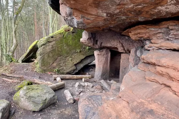 Nonnenfels: Kammer. Der Sage nach lebte hier eine Klosterfrau. Wahrscheinlich war es eher eine Art Wachstube. 