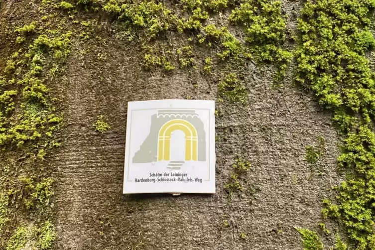 Wanderlogo: Das Tor der Burgruine Schlosseck inspirierte die Wegmarkierung. 