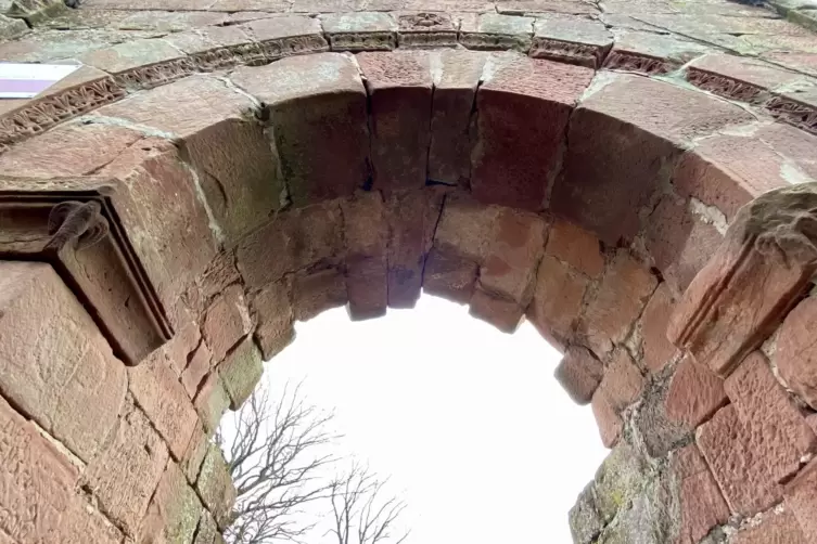 Mit Vogelskulpturen, Palmettenband und Männerfratze: Schlossecks Burgtor ist von höchster Qualität.