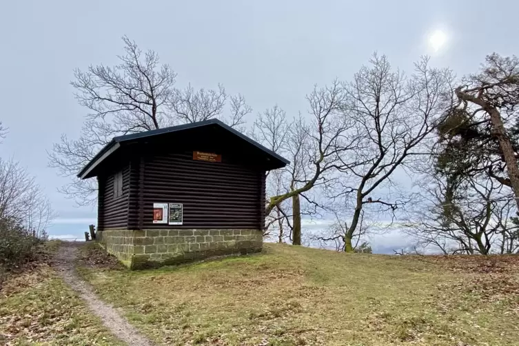 Frankenthaler Hütte auf dem Rahnfels: Die Schutzhütte im Blockhaus-Stil wurde 1906 vom Pfälzerwald-Verein errichtet.