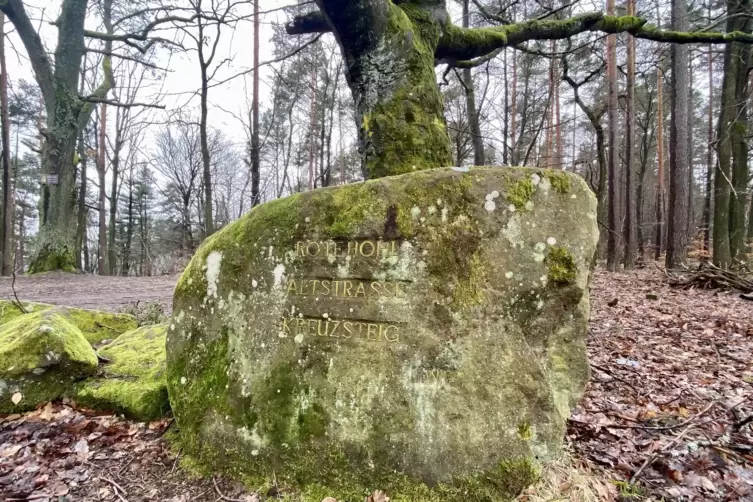 Wo sich alte Straßen kreuzten: Ritterstein „Rote Hohl“. 