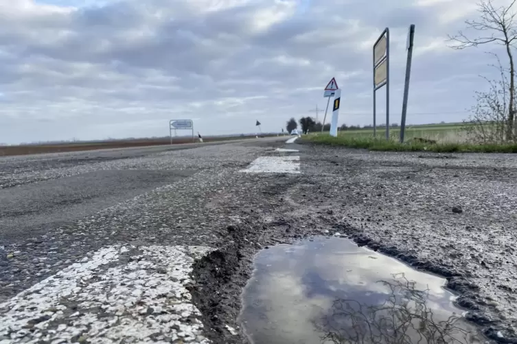 Die Kreisstraße zwischen Insheim und Offenbach mündet etwa ab der Hälfte in die K2 Richtung Mörlheim.