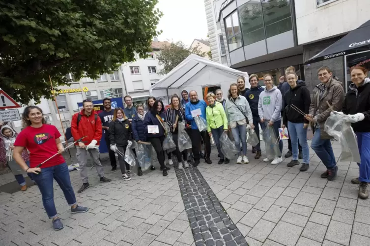 Zum „World Cleanup Day“ treffen sich alljährlich viele Freiwillige, um die Stadt von Abfall im Straßenbild zu säubern. 