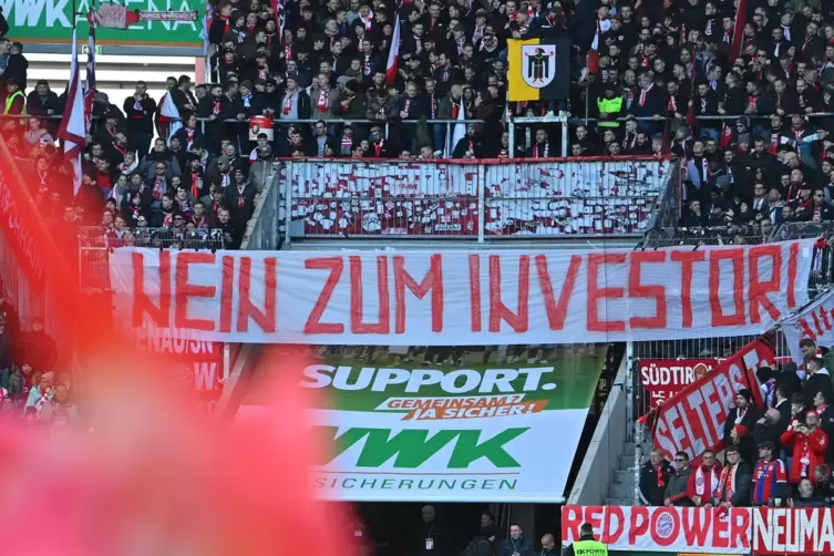 Die DFL hat sich der massiven Kritik der Fans in den Stadien gebeugt.