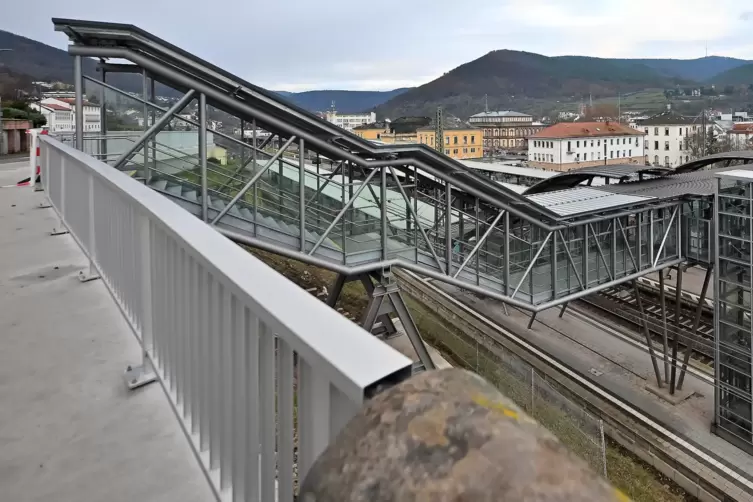 Der Fußgängersteg führt von der Schillerstraße hinunter zum Hauptbahnhof.