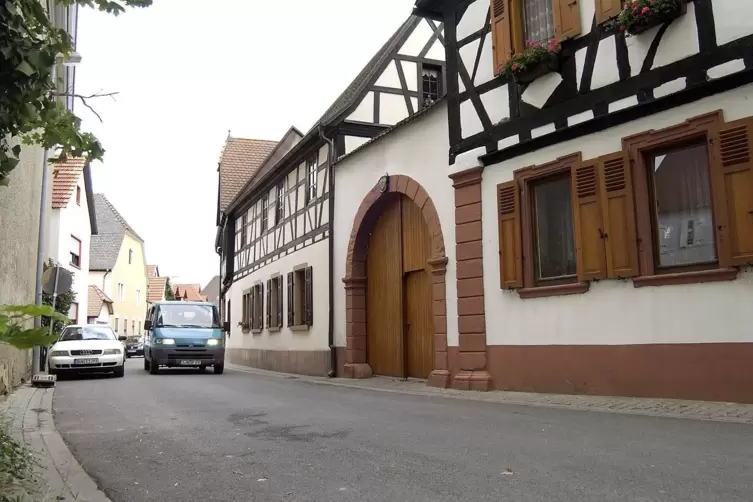 In der Dirmsteiner Herrengasse parken auch Gäste der Schlossklinik. Das soll künftig vermieden werden. 