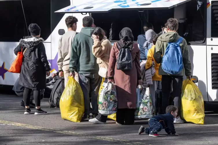 Flüchtlinge sollen statt Bargeldauszahlungen künftig Bezahlkarten erhalten. 