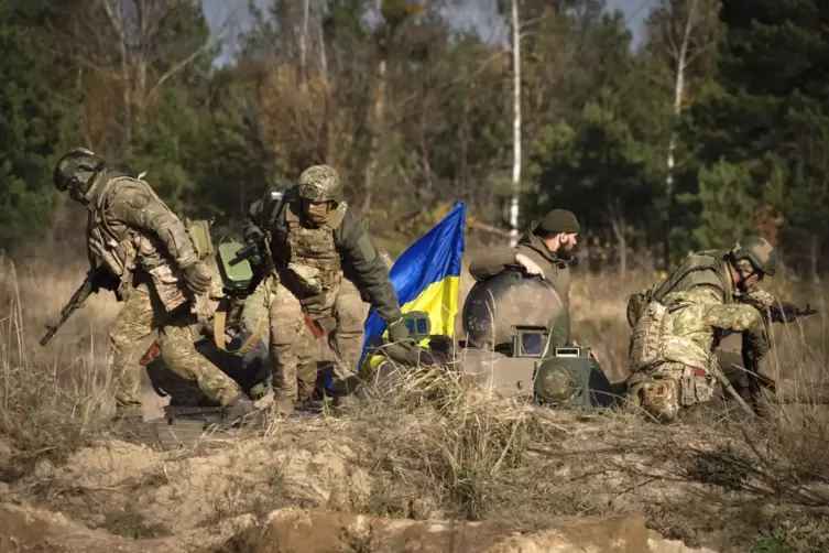 Soldaten der 1. Brigade der ukrainischen Nationalgarde Bureviy üben während der Gefechtsausbildung auf einem Truppenübungsplatz 