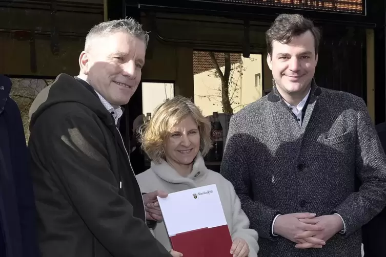 Ministerin Katrin Eder übergibt die Förderbescheide an Martin in der Beek (links). Rechts der Ludwigshafener SPD-Landtagsabgeord