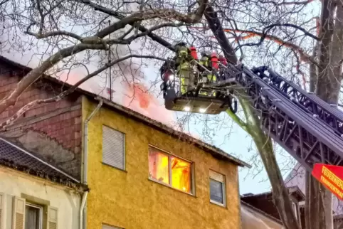 Bis spät in die Nacht war die Feuerwehr mit den Löscharbeiten im Foltzring beschäftigt. 