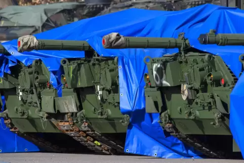 Verpackte Panzer vom Typ Leopard 1 stehen auf dem Truppenübungsplatz Klietz in Sachsen-Anhalt für den Transport in die Ukraine b