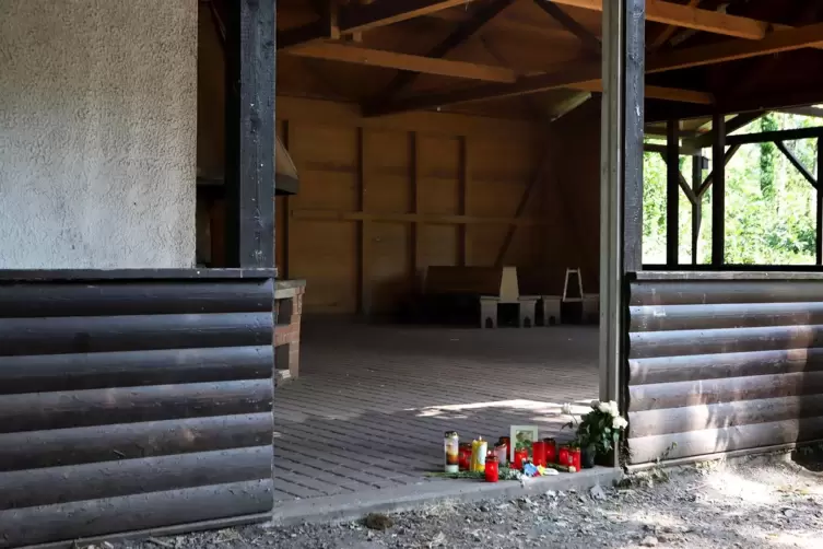 Die Grillhütte war in den Tagen nach der Tat ein Trauerort. 