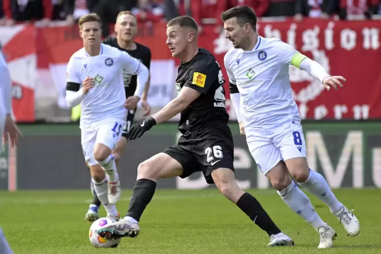 Beim FCK lief gegen den Karlsruher SC am Samstag nicht viel zusammen. Lauterns Filip Kaloc (im Bild) hatte Glück, dass er nicht 