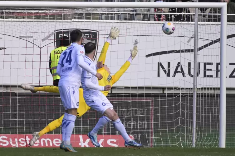 Schlusspunkt: Budu Zivzivadse (Zweiter von links) erzielt den Treffer zum 0:4. FCK-Torhüter Julian Krahl fliegt ins Leere. 