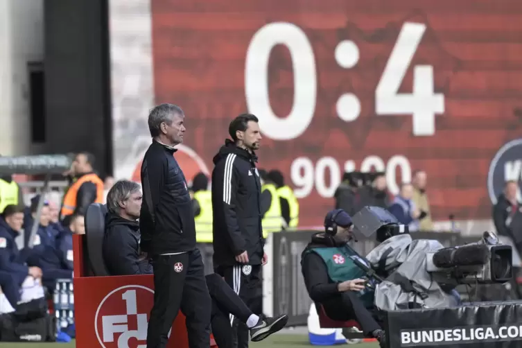 Bittere Realität: Friedhelm Funkel bei seiner Heimpremiere als FCK-Trainer. 