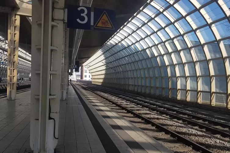 Die Regionalbahn stand für 25 Minuten am Haltepunkt Ludwigshafen-Mitte. 